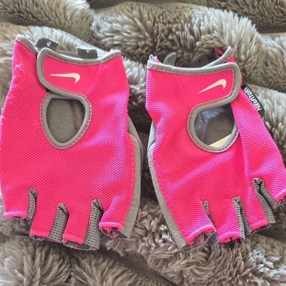 Nike Pink and Gray Mittens for Active Comfort